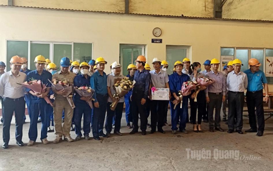 Ban lãnh đạo công ty thăm và tặng quà cho công nhân trong Tháng công nhân.