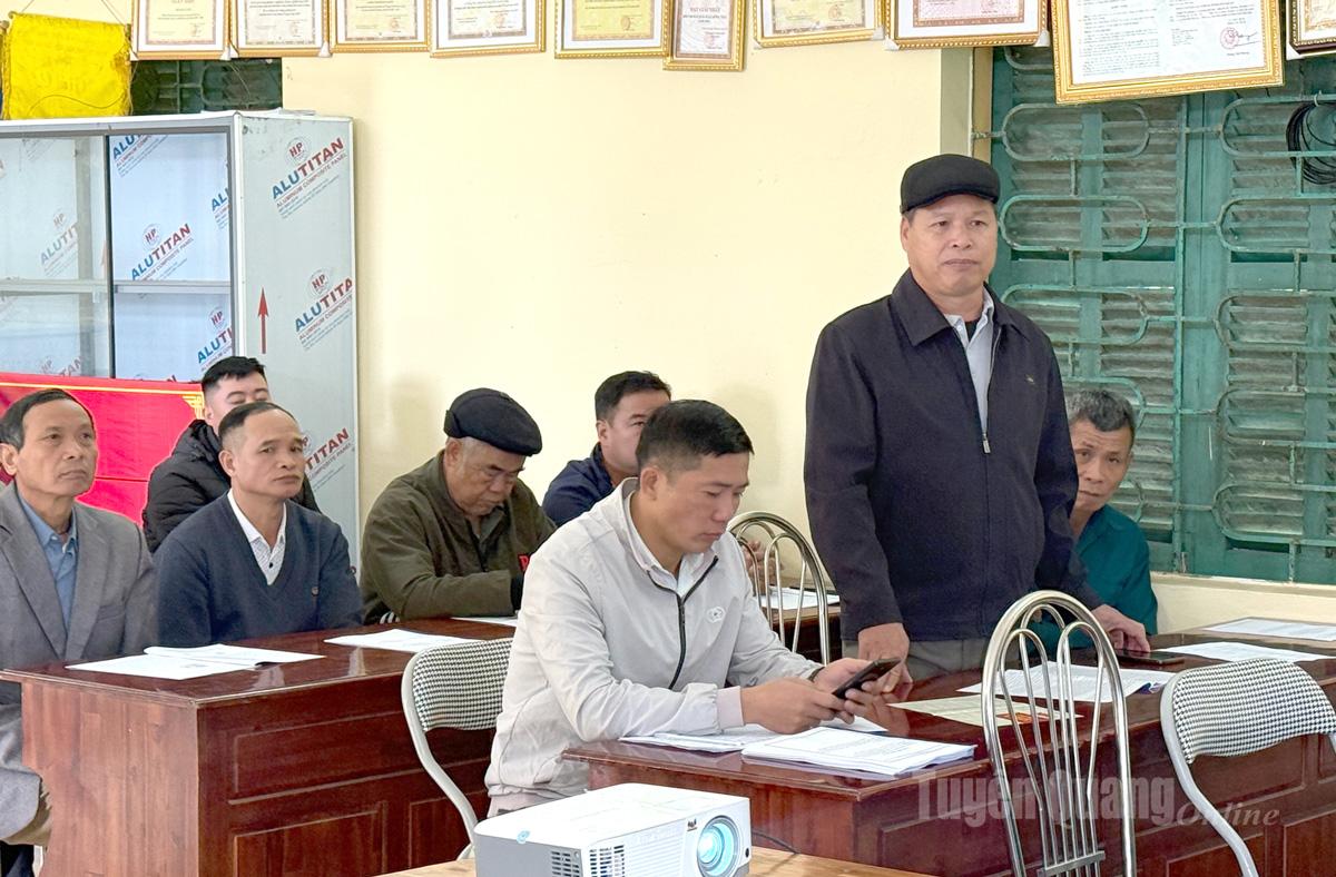 Người dân thôn Khâu Tràng tham gia thảo luận tại hội thảo về những thuận lợi và khó khăn khi thực hiện dự án.