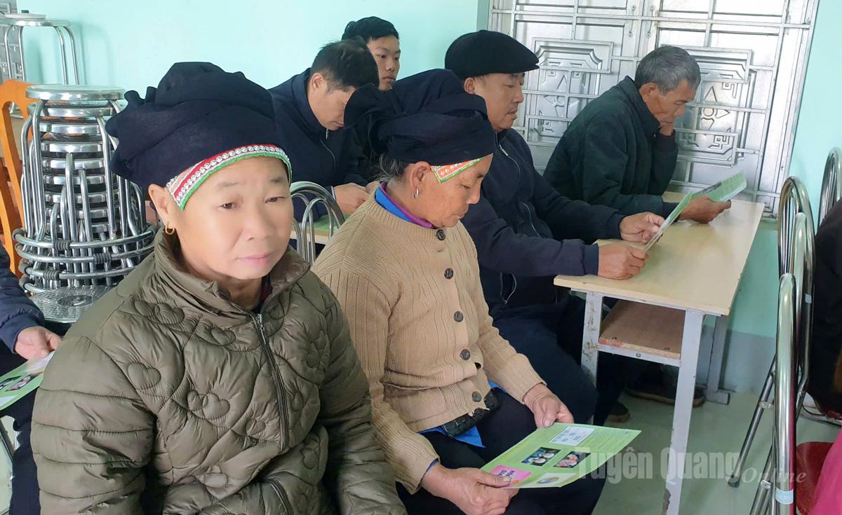 Người dân được nhận các tờ rơi về quyền lợi trợ giúp pháp lý.