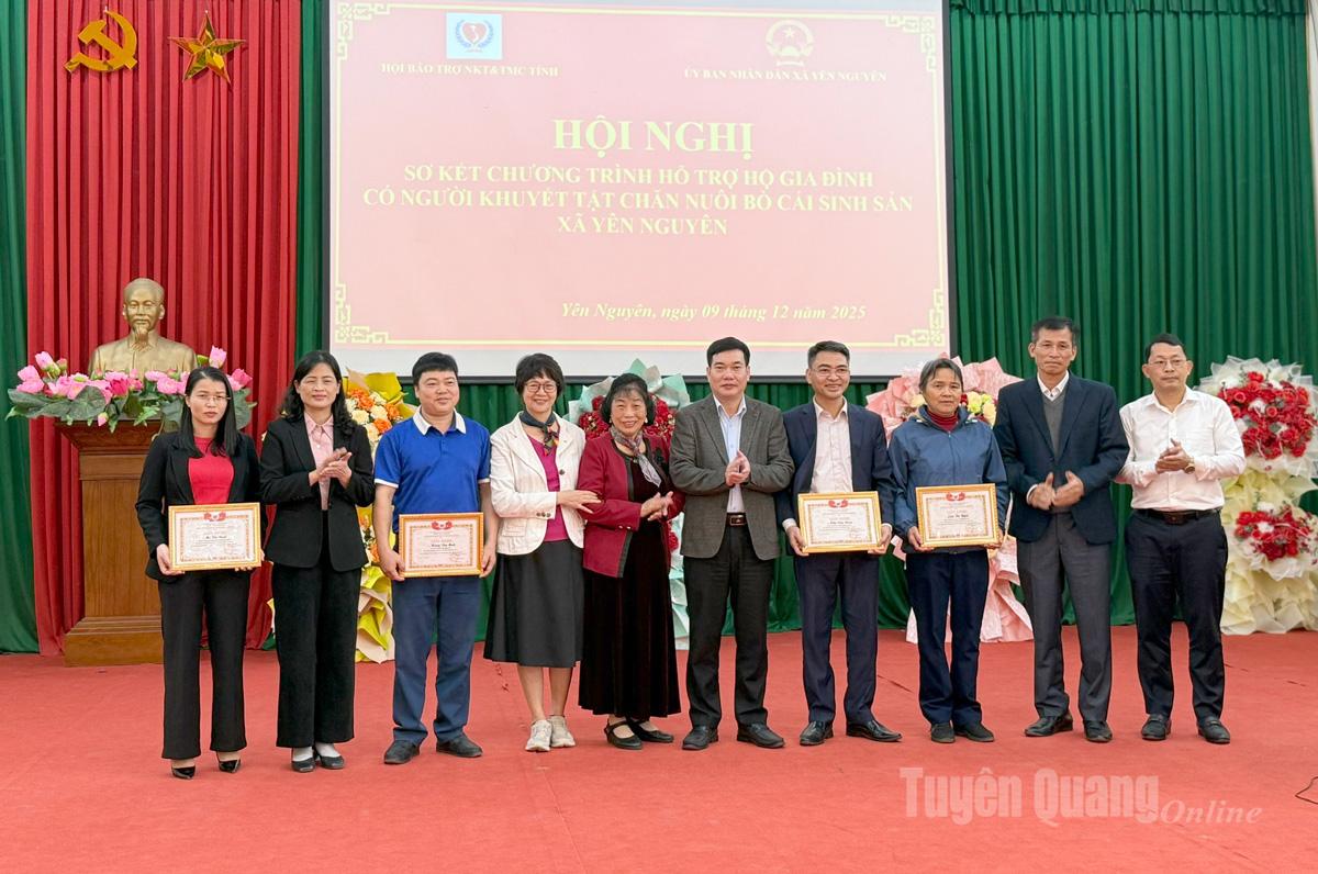 Hội Bảo trợ Người khuyết tật và Trẻ mồ côi tỉnh tặng giấy khen cho các cá nhân.