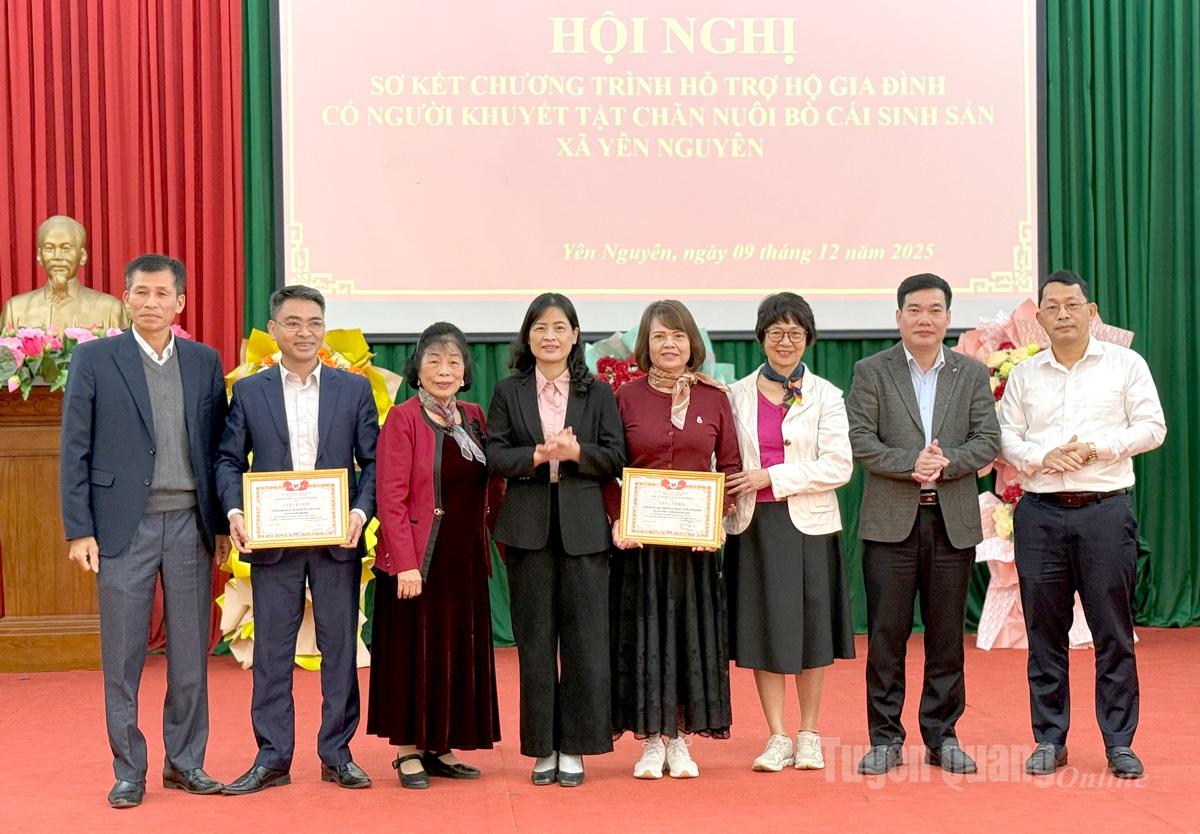 Hội Bảo trợ Người khuyết tật và Trẻ mồ côi tỉnh tặng giấy khen cho các tập thể.