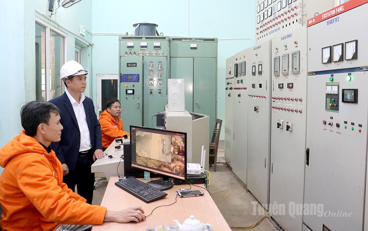 Giám đốc Nhà máy Thuỷ điện Nậm Má Nguyễn Văn Sáng kiểm tra Phòng điều khiển trung tâm.