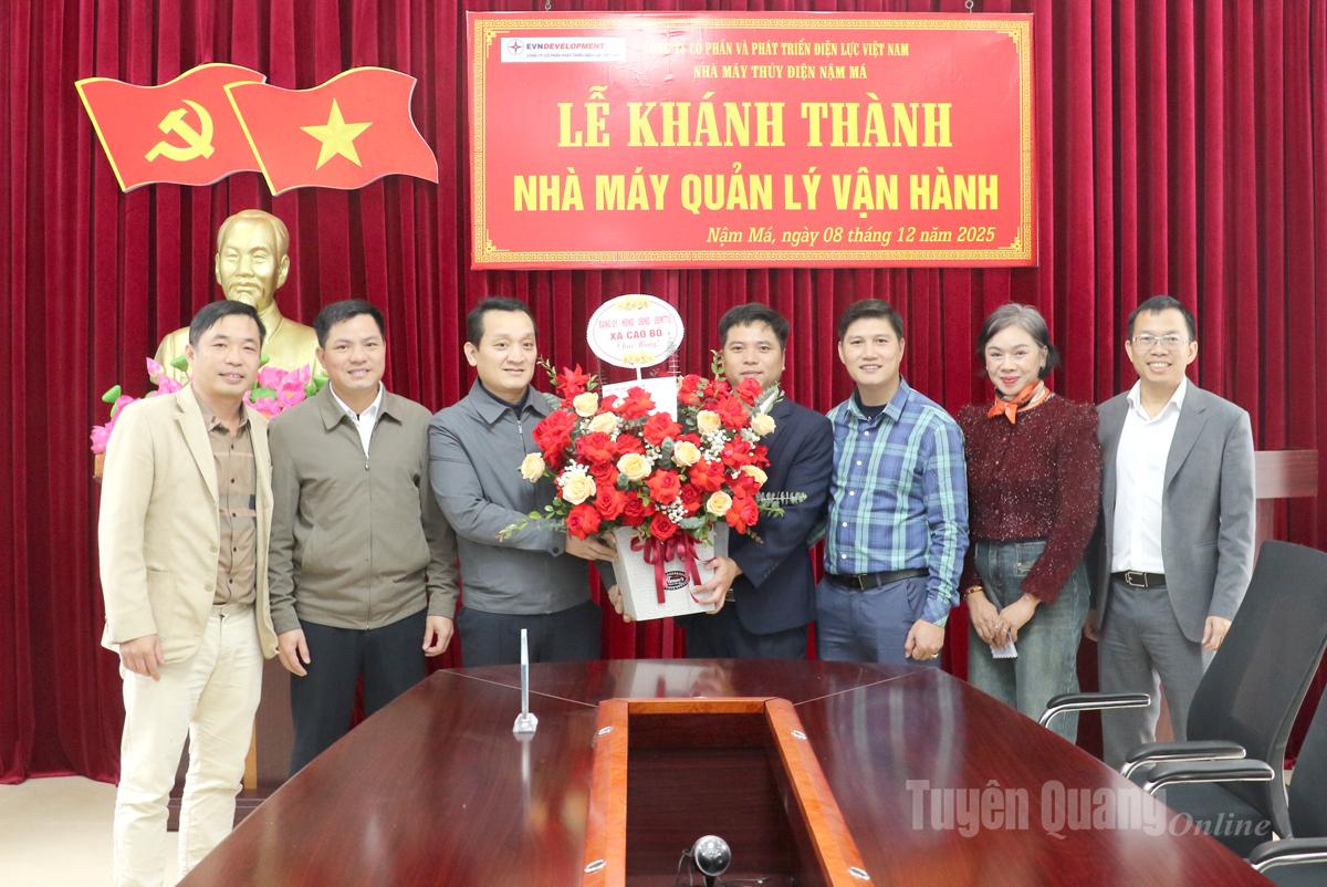 Lãnh đạo xã Cao Bồ tặng hoa chức mừng Lễ khánh thành Nhà quản lý vận hành thuỷ điện Nậm Má vào tháng 12-2025.