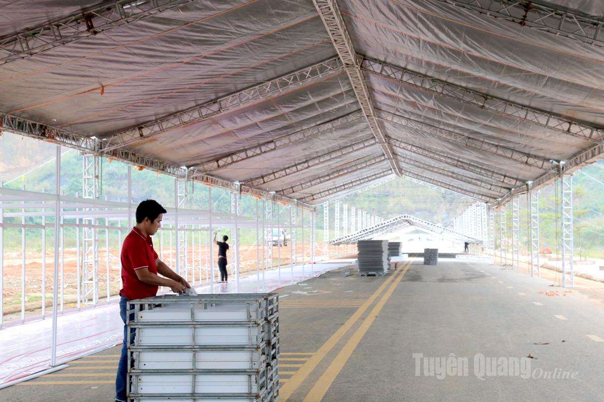 Mái che các gian hàng đã hoàn thiện trên 70% khối lượng.