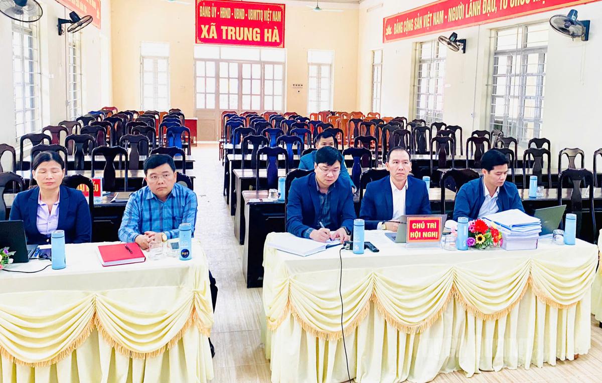 Các đại biểu dự hội nghị tại điểm cầu xã Trung Hà.
