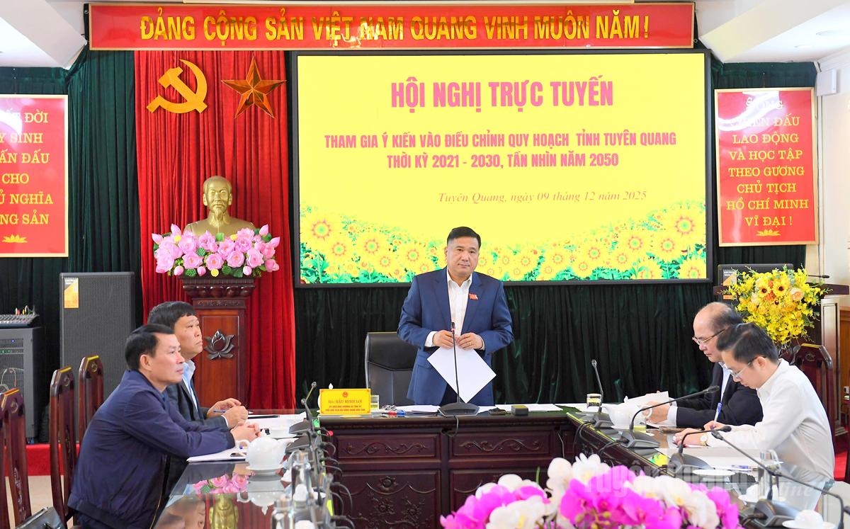 Đồng chí Phó Chủ tịch Thường trực HĐND tỉnh Hầu Minh Lợi phát biểu tại hội nghị.