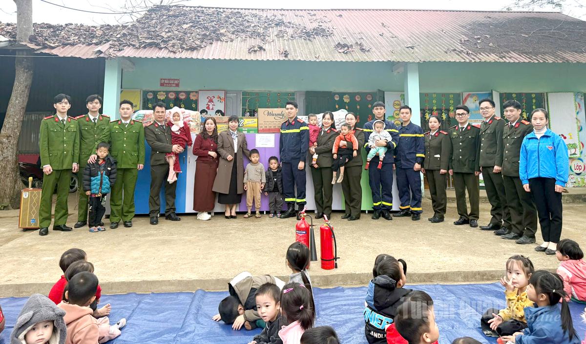 Đoàn trao tặng quà cho Trường Mầm non Khuân Thắng.