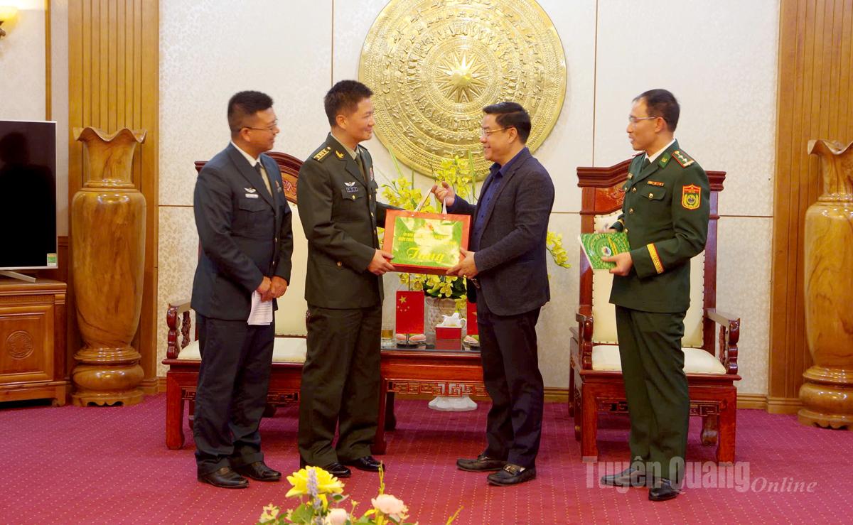 Phó Chủ tịch UBND tỉnh Hoàng Gia Long tặng quà Đại tá Hoàng Đồng Cường, Bộ đội trưởng BĐBP khu vực Văn Sơn.