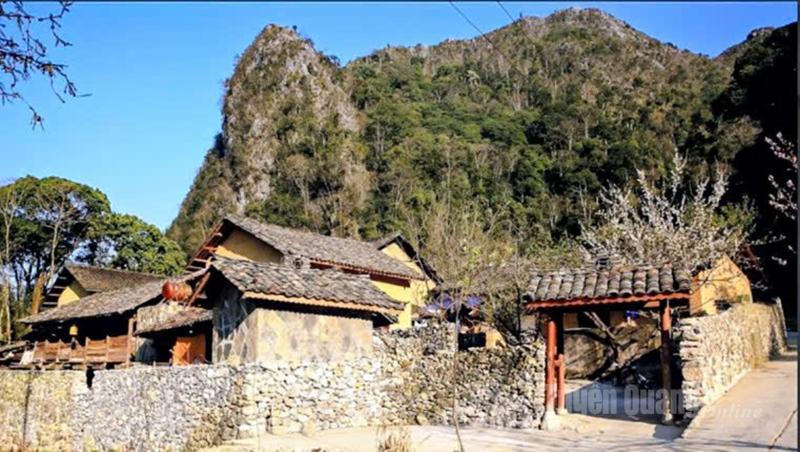 Ngôi nhà mang kiến trúc truyền thống
của người Mông ở xã Sà Phìn trở thành bối cảnh chủ đạo trong bộ phim “Chuyện của Pao”.