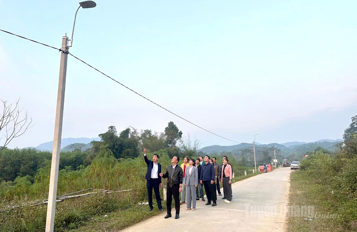 Công trình thắp sáng đường quê đưa vào sử dụng sẽ giúp người dân trong thôn đi lai thuận tiện, an toàn hơn.