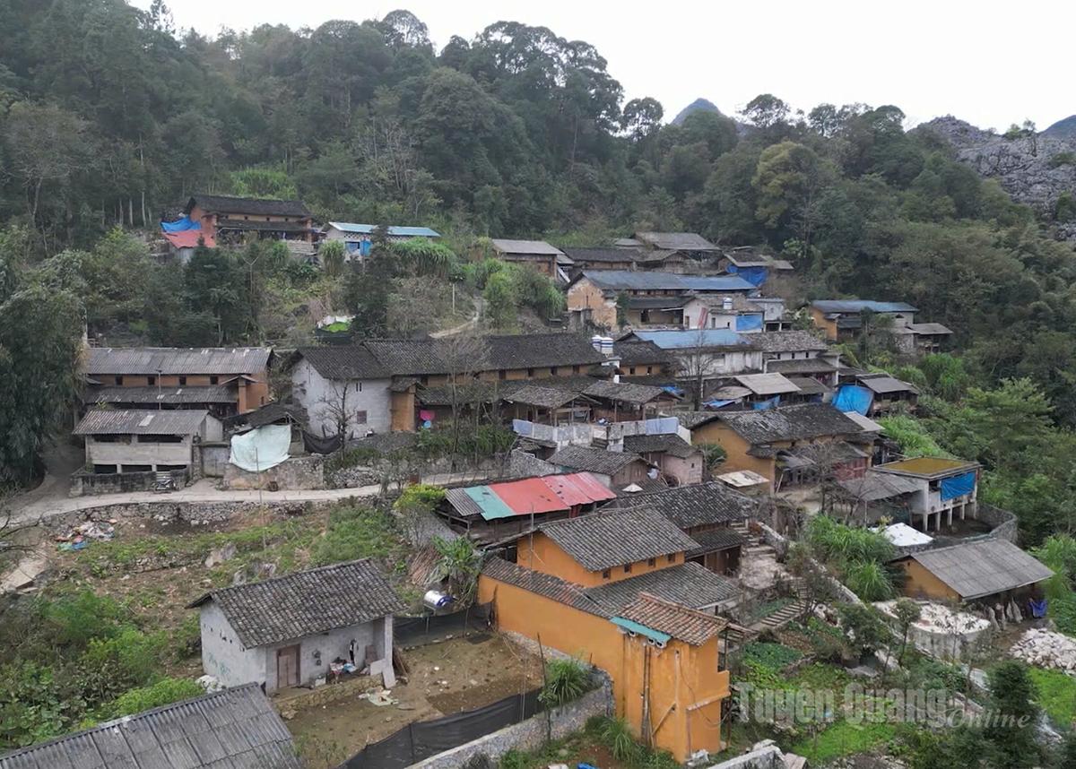 Lao Xa Village, Sa Phin Commune, is home to a 100 percent H’mong population, where rammed-earth houses have been preserved almost intact.