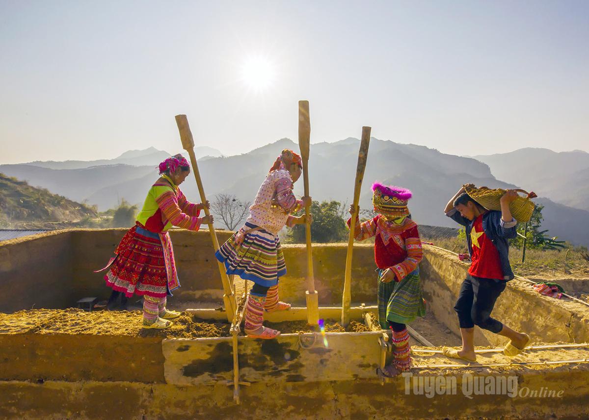 For the H’mong people, building a rammed-earth house is an extremely elaborate and meticulous process, especially the stage of compressing earth to form the walls.