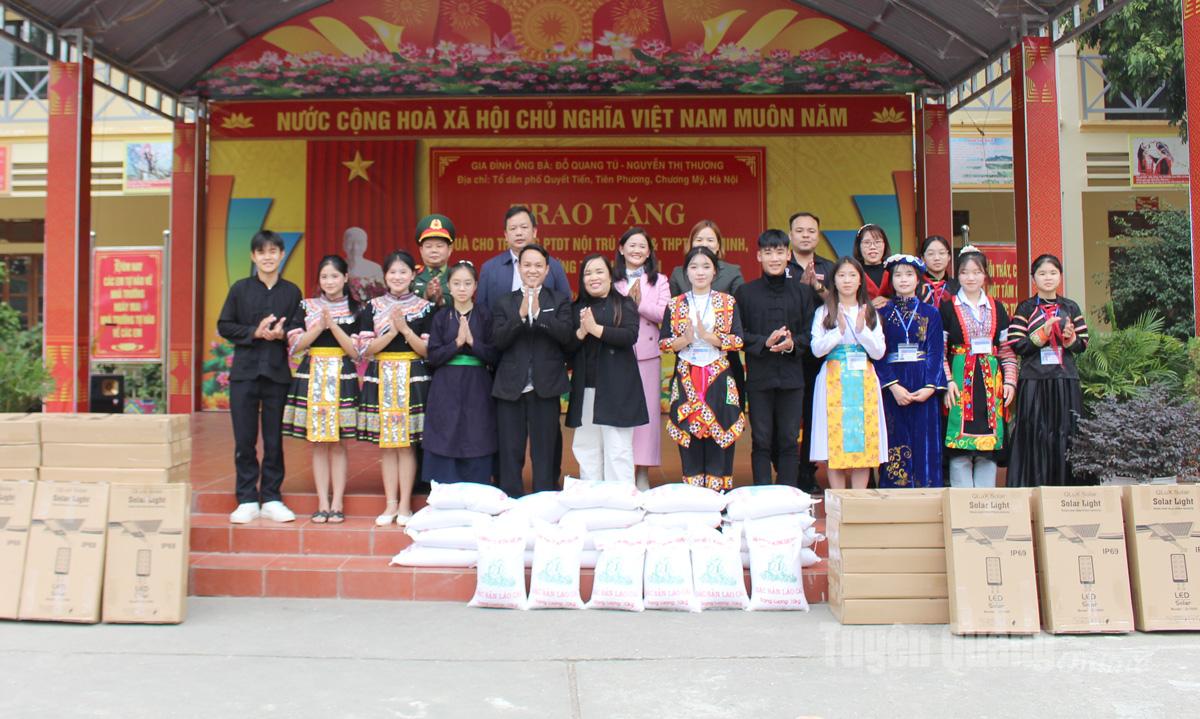 Nhà hảo tâm tặng gạo và bóng đèn năng lượng mặt trời.