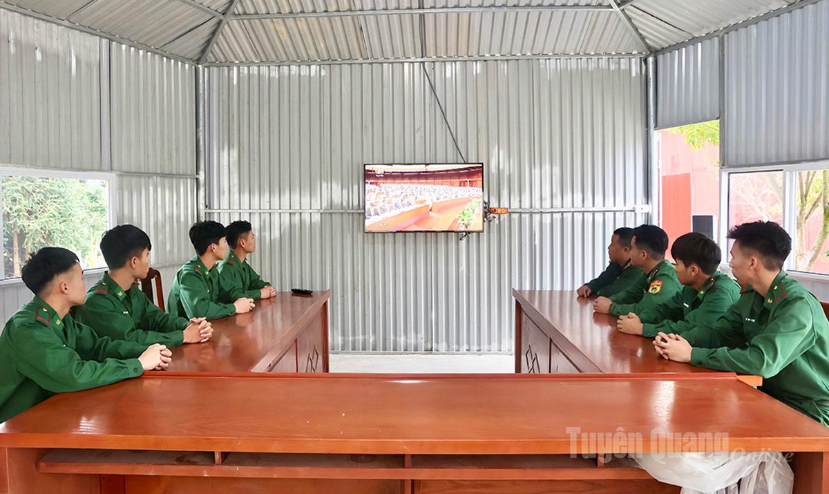 Cán bộ, chiến sĩ Đồn Biên phòng Phố Bảng theo dõi Kỳ họp thứ 10, Quốc hội khóa XV.