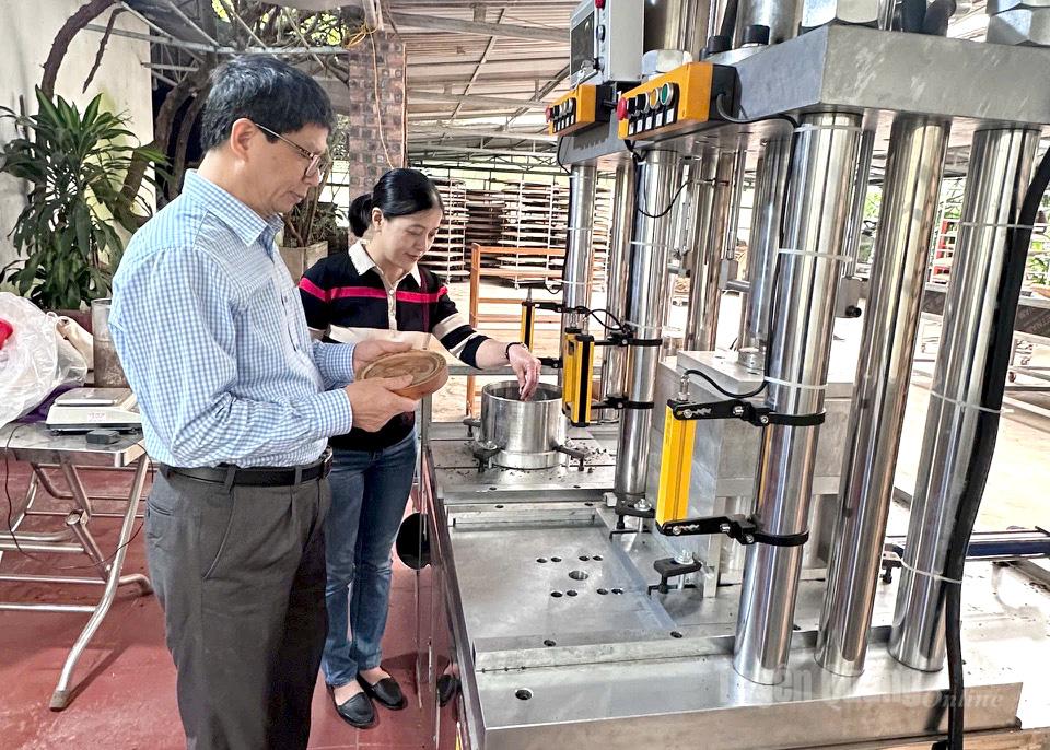 Lãnh đạo Liên hiệp các Hội Khoa học và Kỹ thuật tỉnh khảo sát dây chuyền đóng bánh chè xuất khẩu của Công ty cổ phần Trà Bách Shan Hà Giang tại xã Thanh Thuỷ.