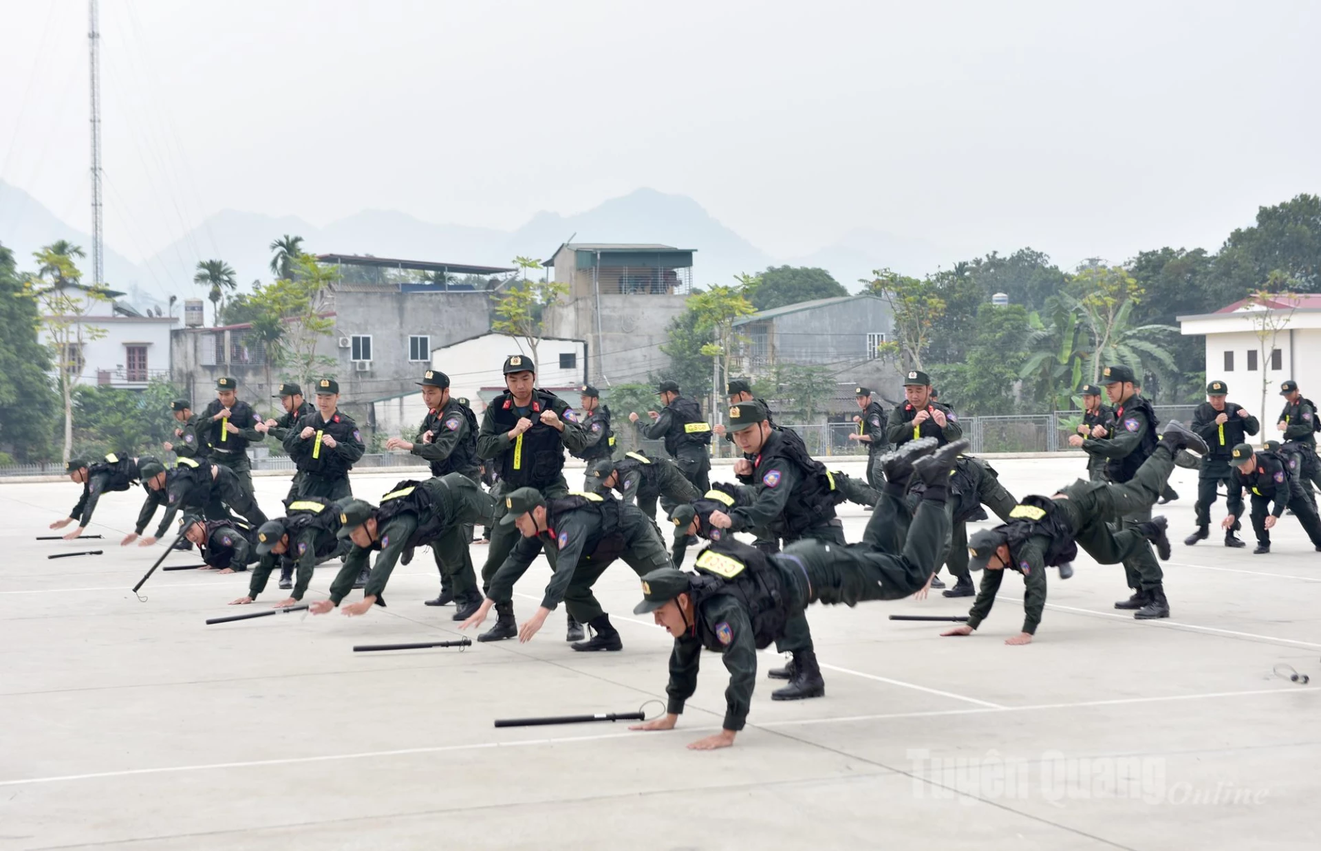 Các cán bộ, chiến sĩ thực hành các kỹ chiến thuật chiến đấu.