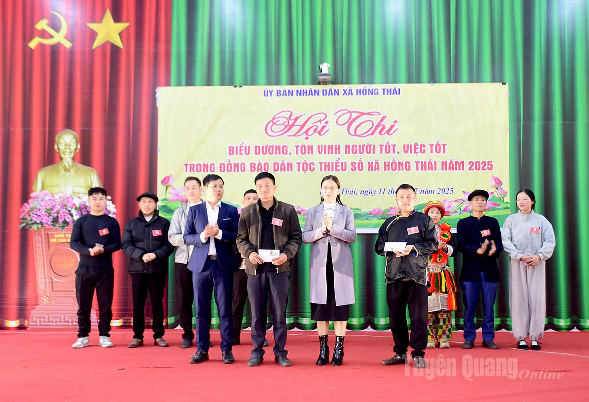 Ban tổ chức trao giải Nhất cho đội thi thôn Phia Chang – Nà Cọn.