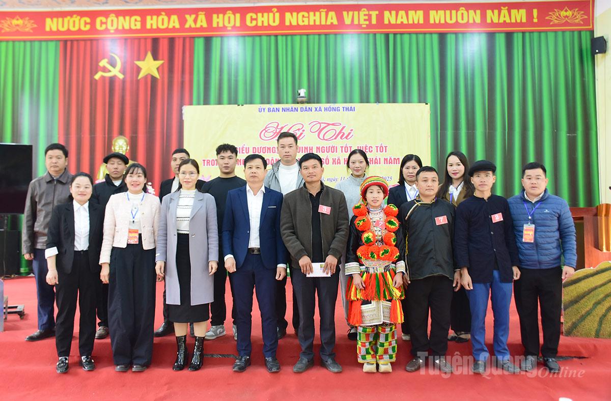 Ban tổ chức chụp ảnh với các đội thi tại Hội thi biểu dương, tôn vinh người tốt, việc tốt trong đồng bào dân tộc thiểu số.