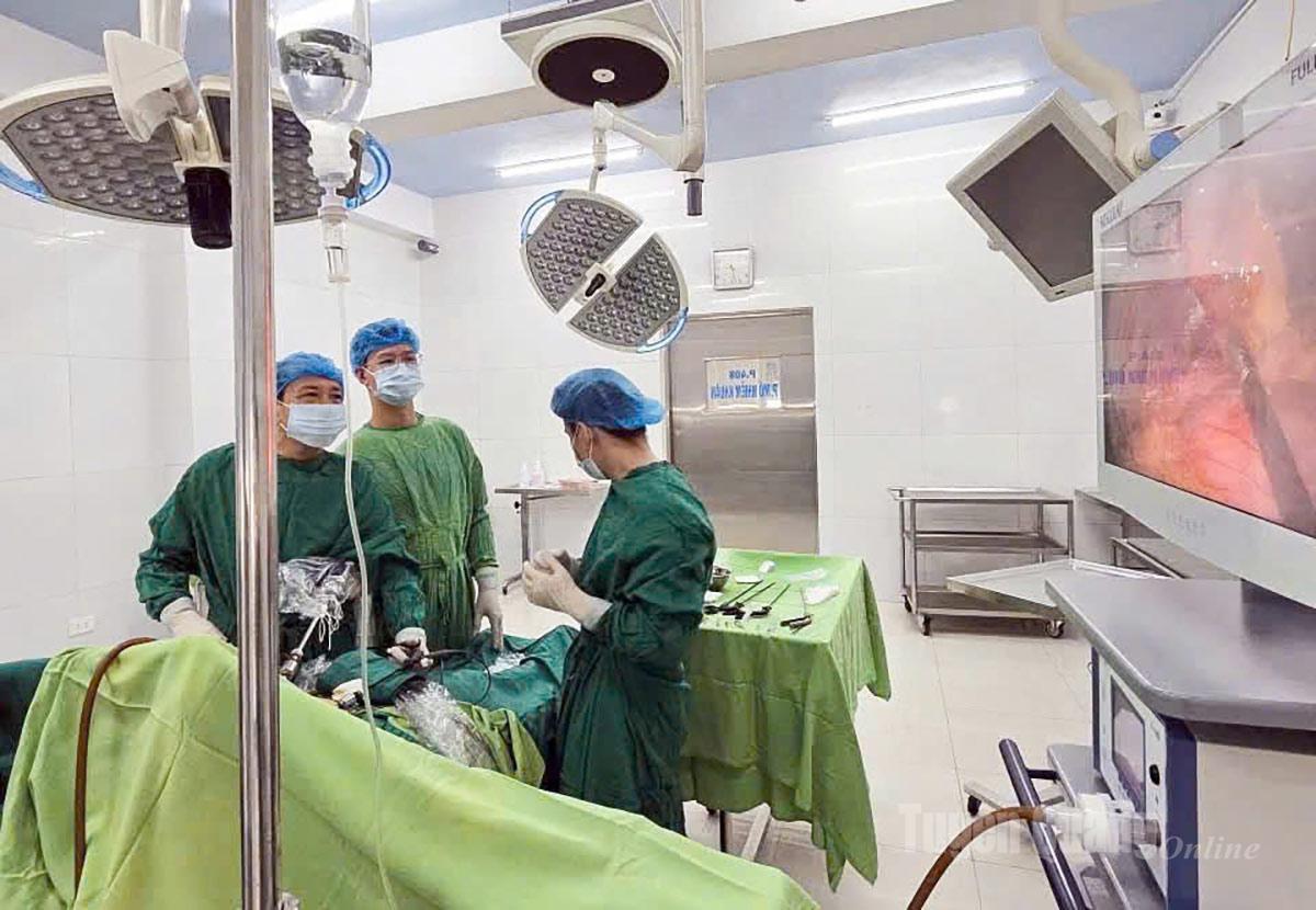 Các bác sĩ Bệnh viện Đa khoa Đức Minh thực hiện ca phẫu thuật nội soi xử lý vết thủng tá tràng do xương cá gây ra cho người bệnh.