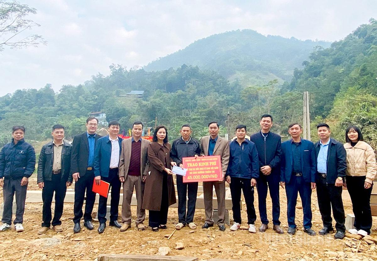 Lãnh đạo xã Ngọc Đường trao kinh phí hỗ trợ di dời cho hộ gia đình ông Lý Văn Keo, thôn Nà Báu.