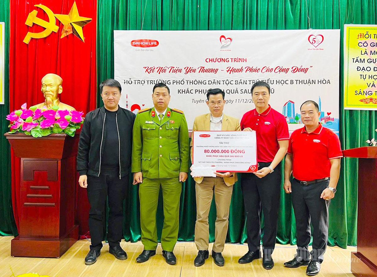 Đại diện Phòng Cảnh sát PCCC&CNCH, Công an tỉnh và Công ty Bảo hiểm Dai-ichi Life Việt Nam trao hỗ trợ Trường PTDTBT Tiểu học B Thuận Hoà.