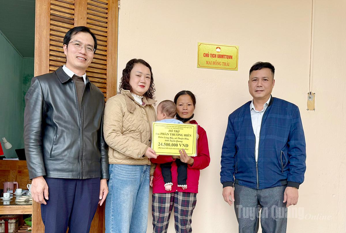 Báo và phát thanh truyền hình Tuyên Quang trao tiền hỗ trợ cho chị Phàn Thị Tào, mẹ đẻ cháu Phàn Thương Hiền.