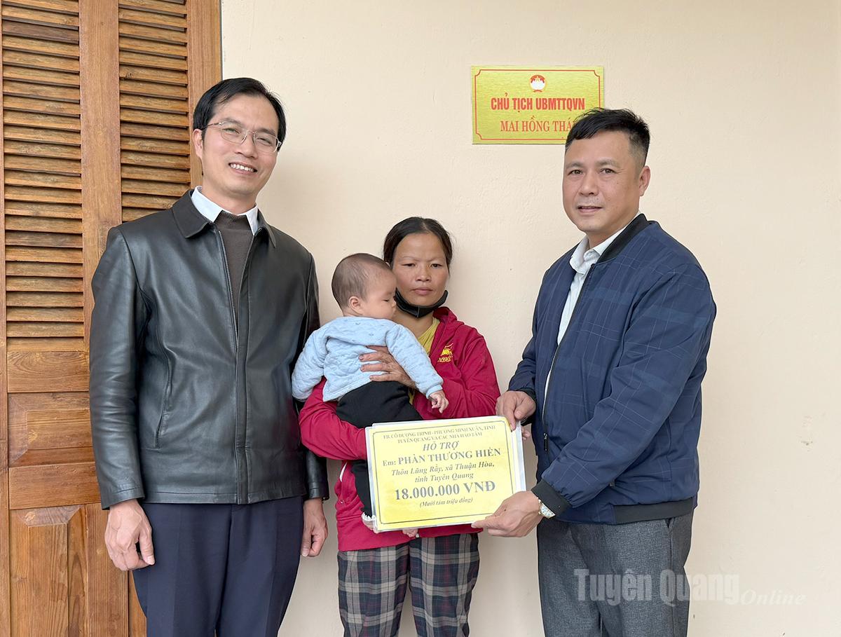 Đảng ủy, Ủy ban MTTQ xã Thuận Hòa tỉnh Tuyên Quang thay mặt Facebook chị Dương Trinh trao quà cho cháu Phàn Thương Hiền.