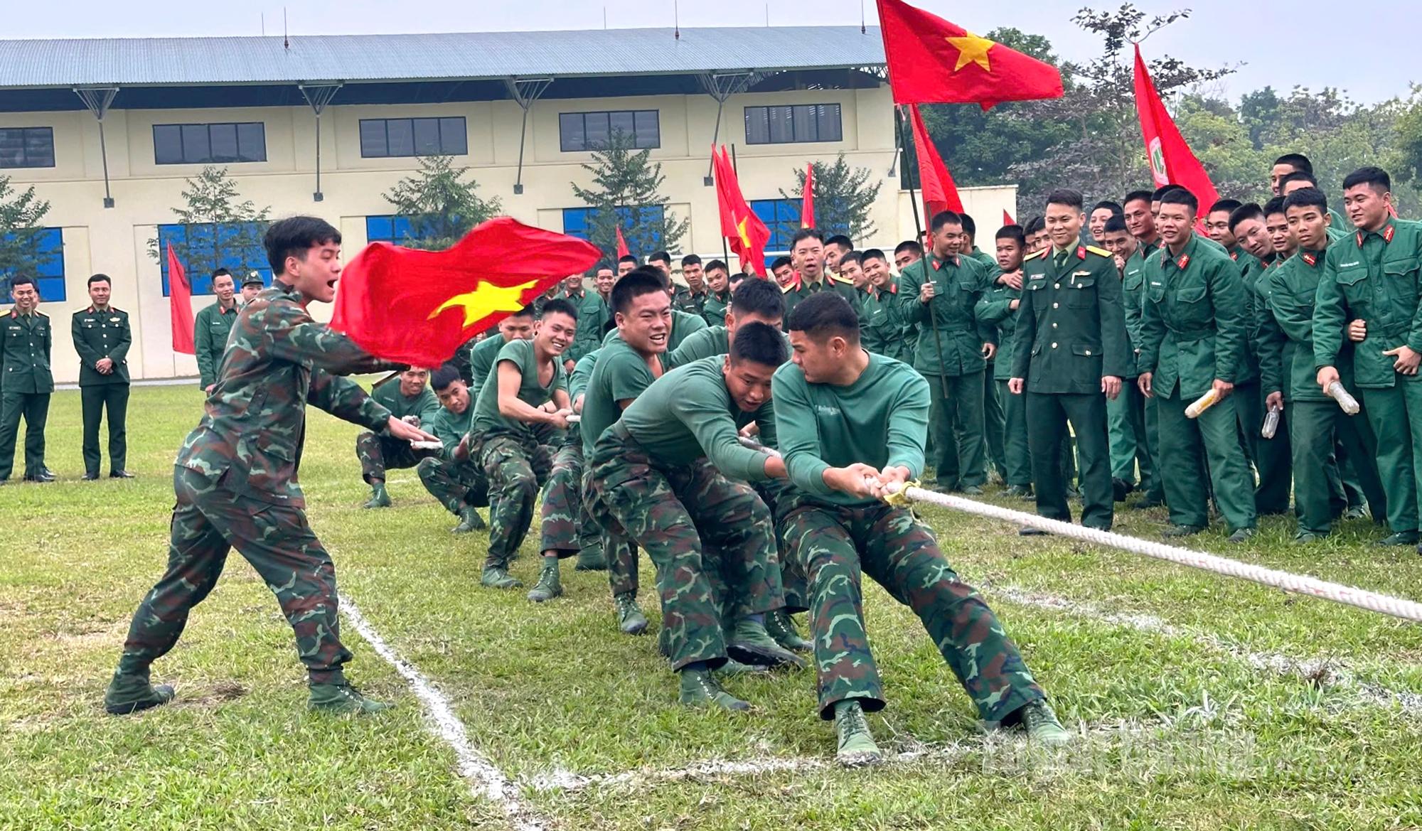 Cán bộ, chiến sỹ tham gia thi đấu kéo co.