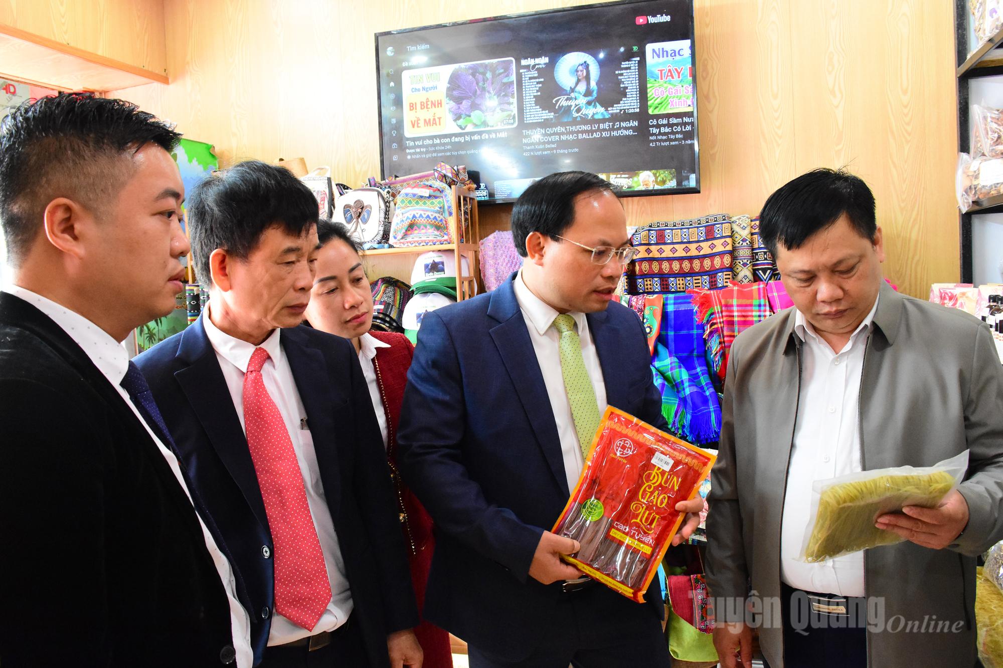 Các đại biểu tìm hiểu sản phẩm OCOP tại điểm giới thiệu.