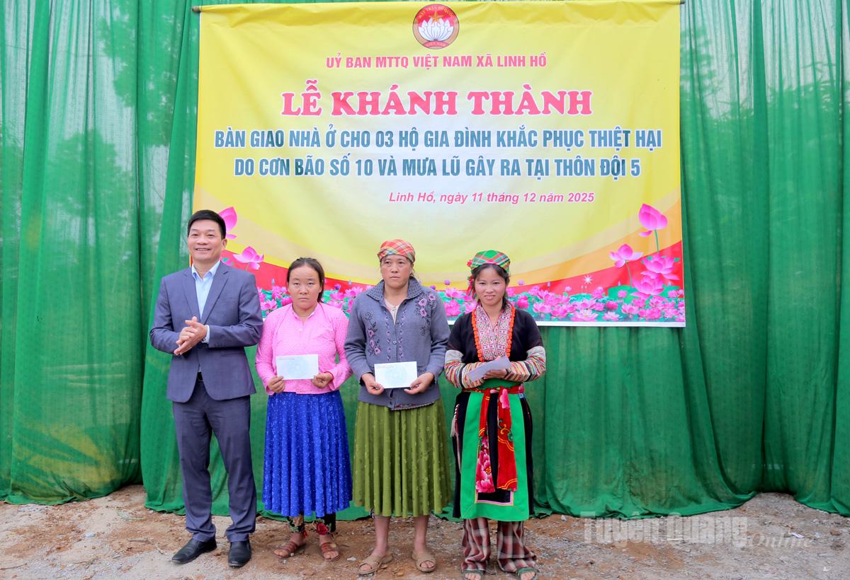 Lãnh đạo xã Linh Hồ tặng quà cho 3 hộ dân tại Lễ khánh thành nhà ở.