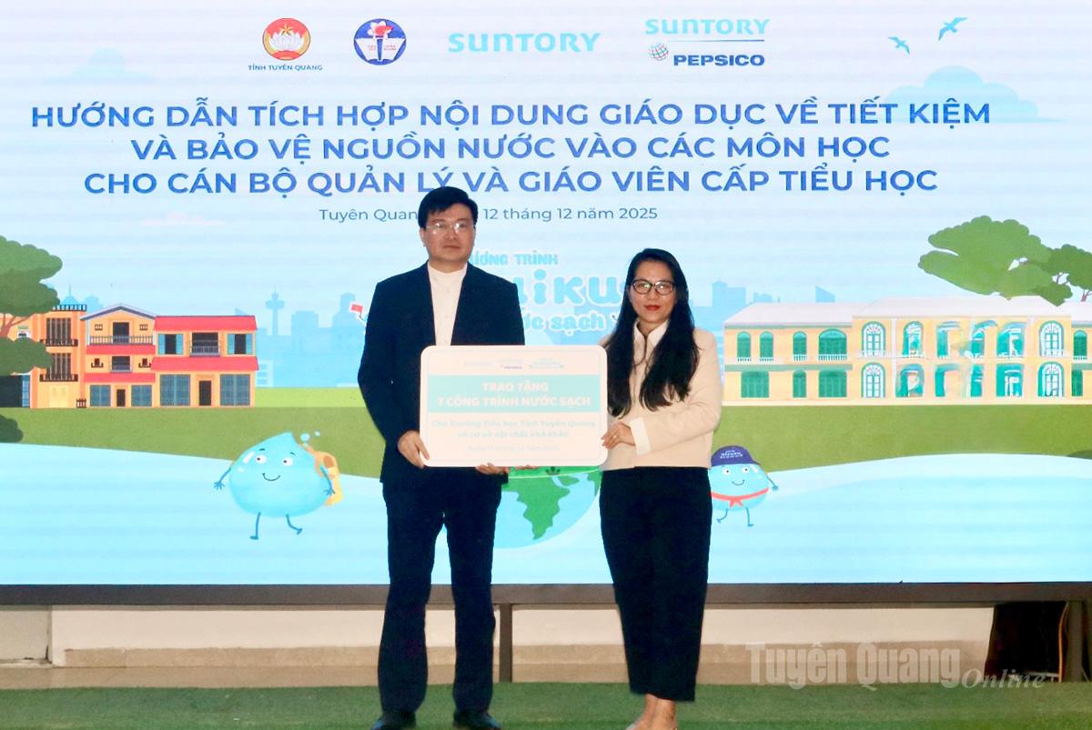 Công ty TNHH Nước Giải Khát Suntory PepsiCo Việt Nam trao bảng tượng trưng hỗ trợ 7 công trình nước sạch cho 7 trường Tiểu học khó khăn tại tỉnh Tuyên Quang.