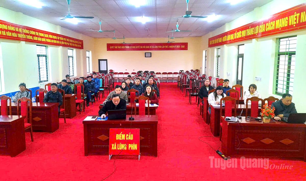 Đại biểu dự tập huấn tại điểm cầu xã Lũng Phìn.