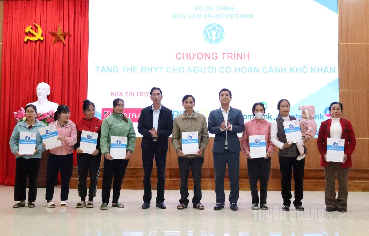 Đại diện lãnh đạo BHXH tỉnh cùng lãnh đạo xã Nhữ Khê trao thẻ BHYT cho người dân có hoàn cảnh khó khăn.
