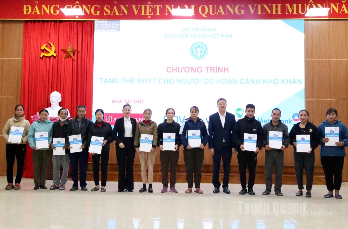 Đại diện các nhà tài trợ trao tặng thẻ BHYT cho người dân có hoàn cảnh khó khăn.
