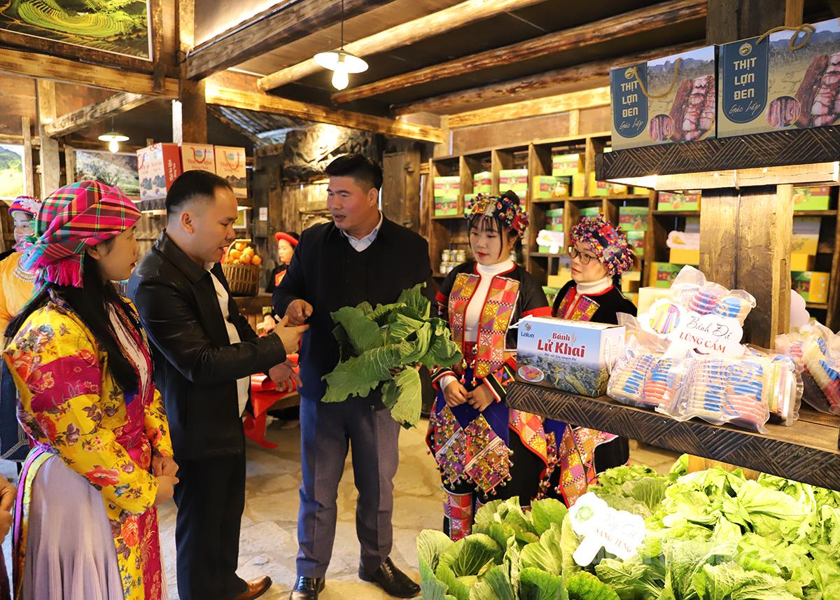 Gian hàng 
giới thiệu, 
bán sản phẩm địa phương 
xã Sà Phìn 
có nhiều 
sản phẩm 
đặc trưng. 
