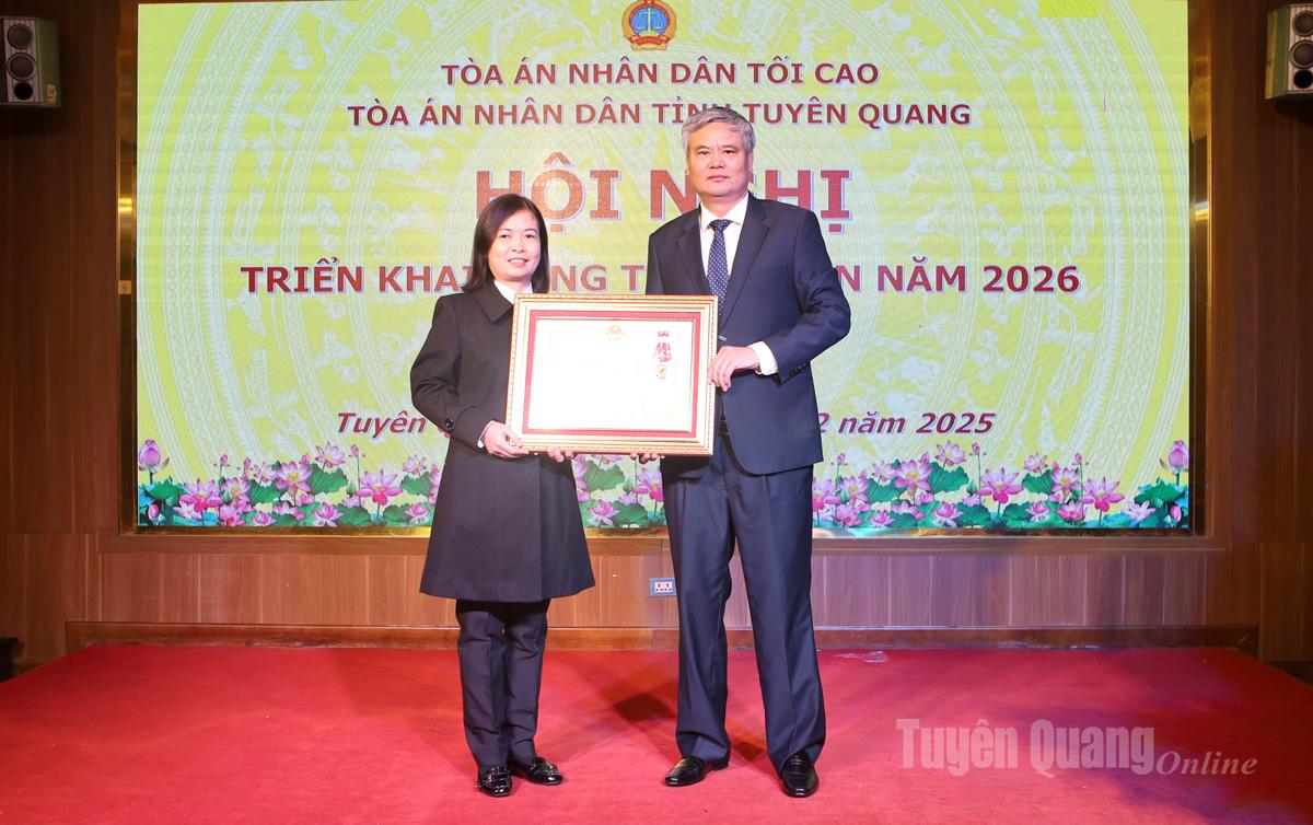 Đồng chí Chánh án TAND tối cao trao Huân chương Lao động hạng Ba cho Phòng Tổ chức cán bộ, Tòa án nhân dân tỉnh.