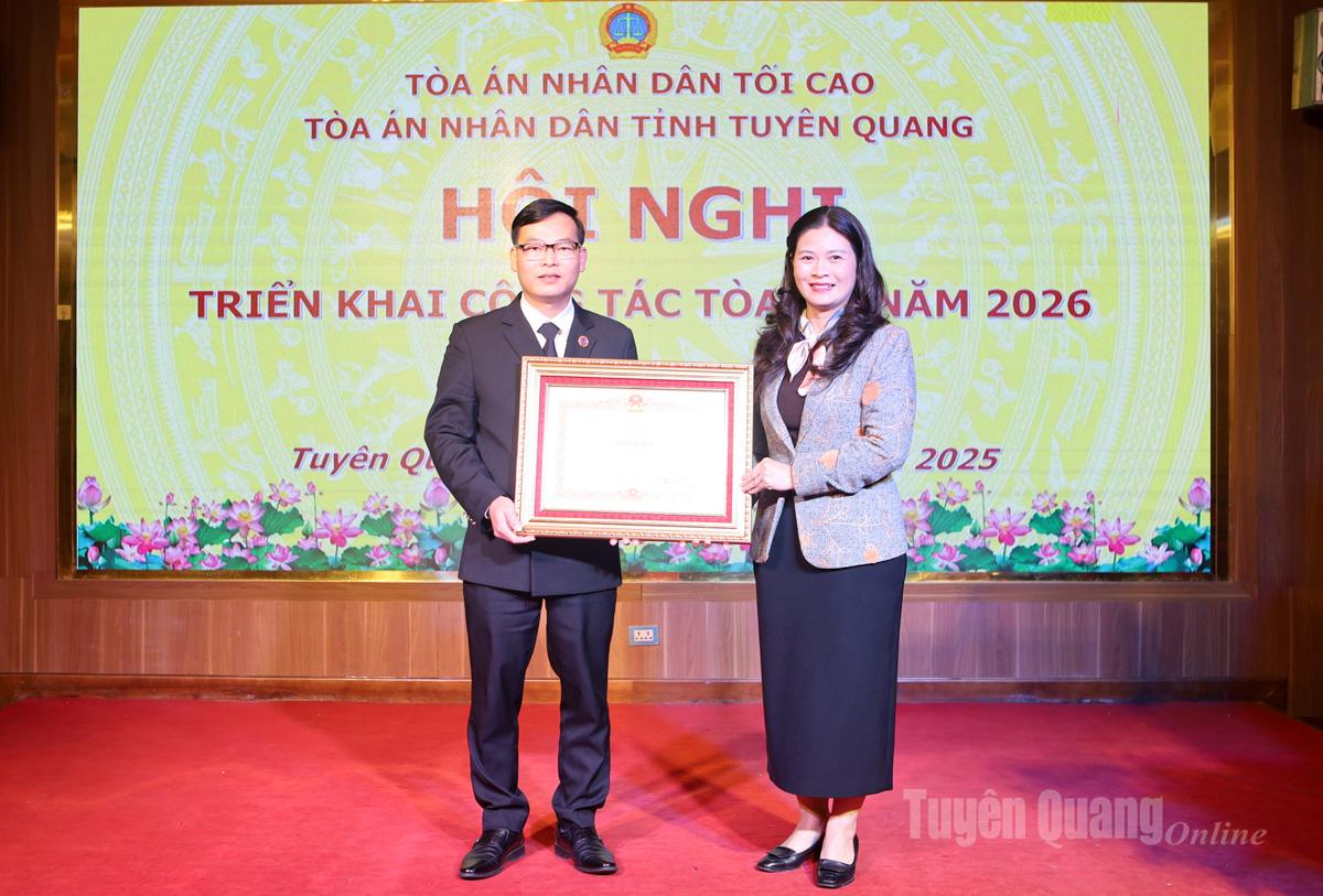 Đồng chí Phó Chủ tịch UBND tỉnh Vương Ngọc Hà trao Bằng khen của Thủ tướng Chính phủ cho Thẩm phán Lê Tuấn Tú, Phó Chánh án TAND khu vực 2.
