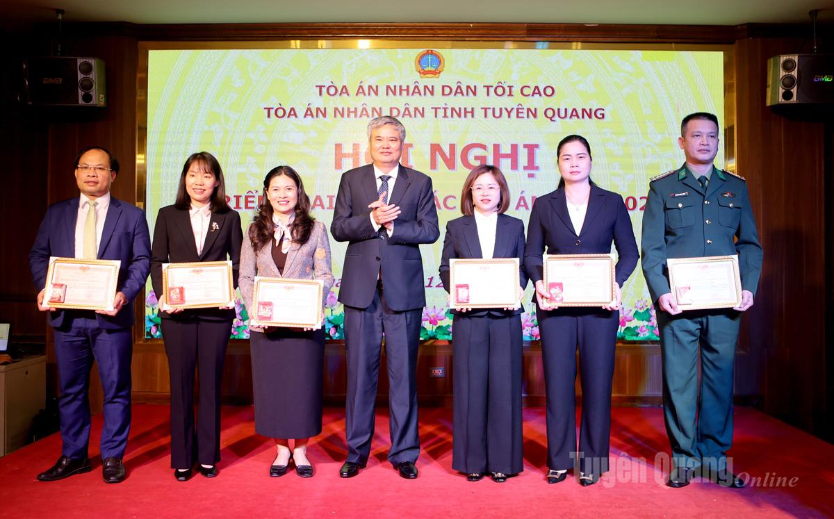 Đồng chí Chánh án TAND tối cao Trần Hồng Hà trao Kỷ niệm chương cho các đồng chí lãnh đạo UBND tỉnh, Đoàn ĐBQH tỉnh, các cơ quan, địa phương trong tỉnh.