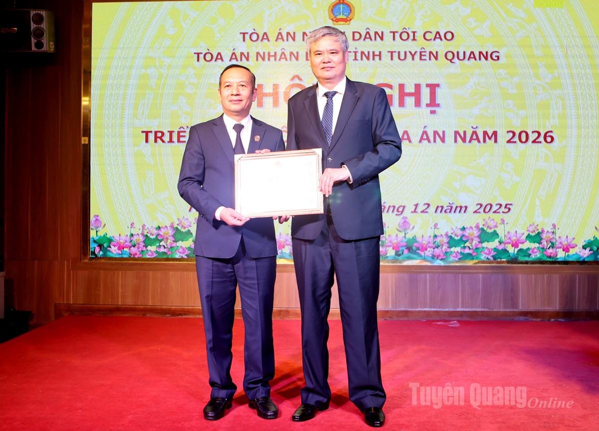 Đồng chí Trần Hồng Hà trao Bằng khen đột xuất cho Tòa án nhân dân tỉnh Tuyên Quang.