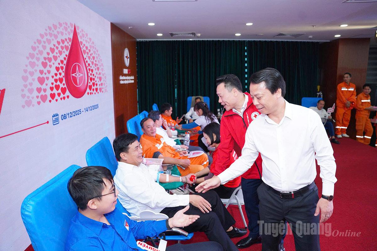Cán bộ công nhân viên, người lao động Công ty Điện lực Tuyên Quang tham gia hiến máu tình nguyện.