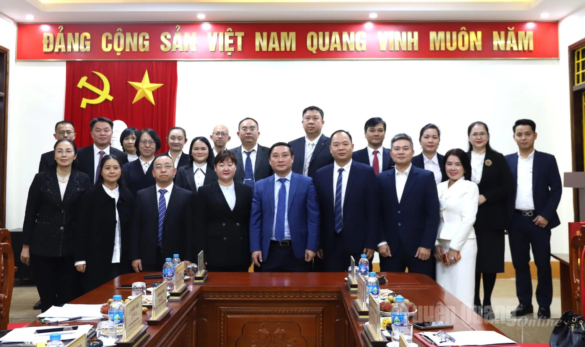 Các đại biểu Sở Công thương và Cục Thương vụ châu Văn Sơn và thành phố Bách Sắc (Trung Quốc) chụp ảnh lưu niệm.