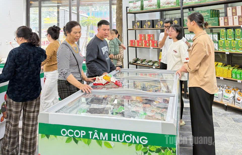 Người dân chọn mua các sản phẩm OCOP tại Hệ thống phân phối sản phẩm đặc sản OCOP Tâm Hương cơ sở 4.