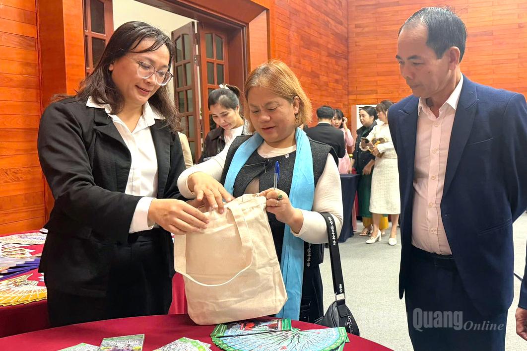 Các đại biểu tham quan, tìm hiểu điểm đến du lịch tại các tỉnh Tây Bắc mở rộng.