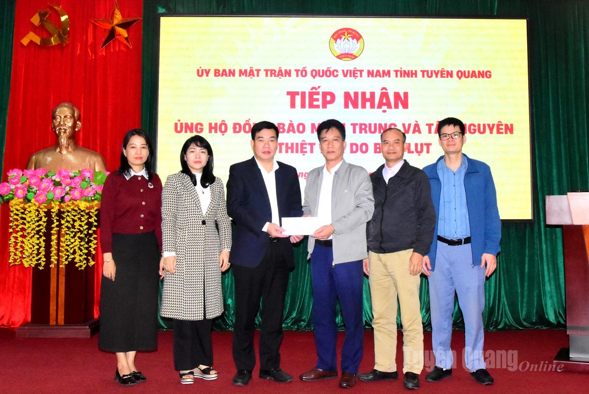 Lãnh đạo Ủy ban MTTQ Việt Nam tỉnh tiếp nhận ủng hộ của Báo và phát thanh, truyền hình Tuyên Quang.