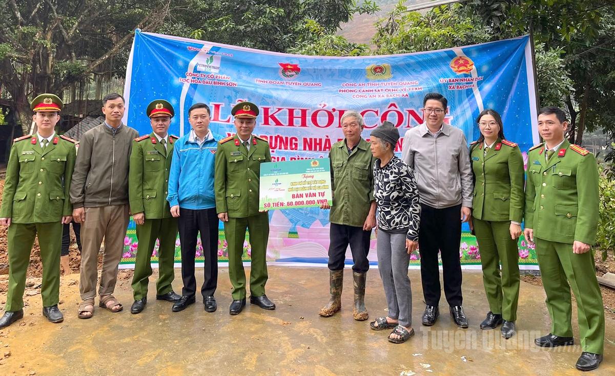 Đại diện lãnh đạo các đơn vị trao 60 triệu đồng hỗ trợ xây dựng nhà đại đoàn kết cho gia đình ông Bàn Văn Tự.