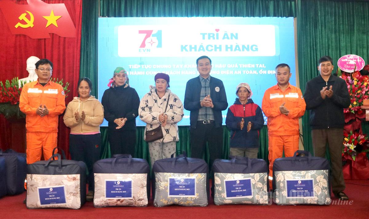 Công ty Điện lực Tuyên Quang tặng chăn ấm cho gia đình chính sách, hộ nghèo tại xã Thuận Hoà.