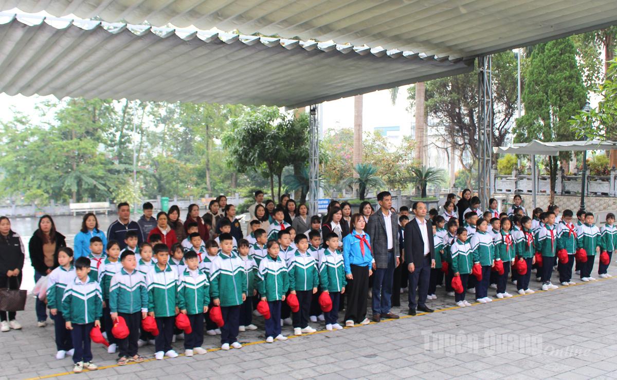 Trường Tiểu học Hồng Quân dâng lễ tưởng nhớ, tri ân các Anh hùng Liệt sĩ.