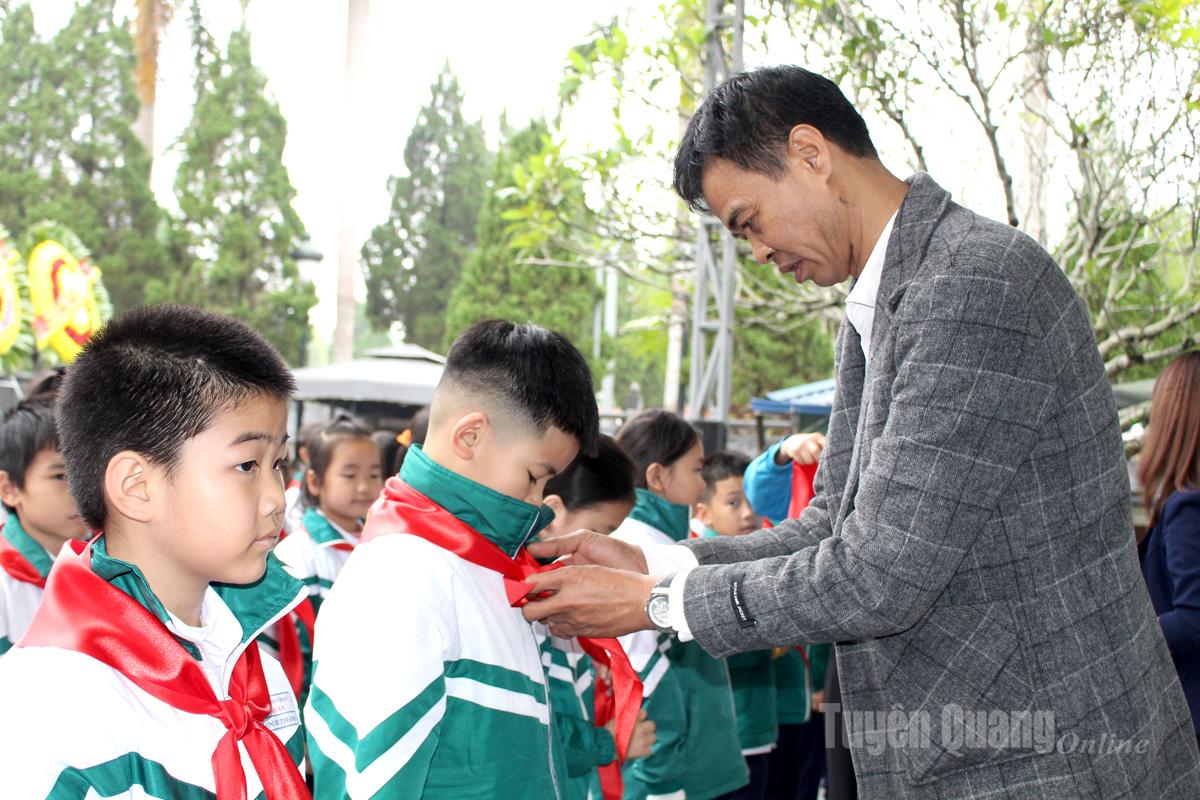 Các em học sinh được kết nạp đội.