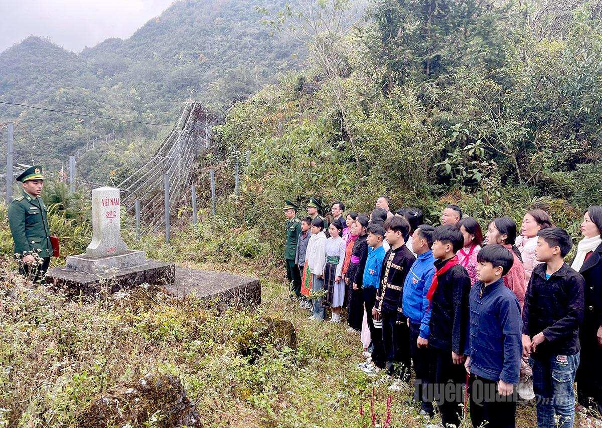 The Youth Union of Pho Bang Commune coordinated with the Pho Bang Border Guard Post to organize a border education class for union members and young people.