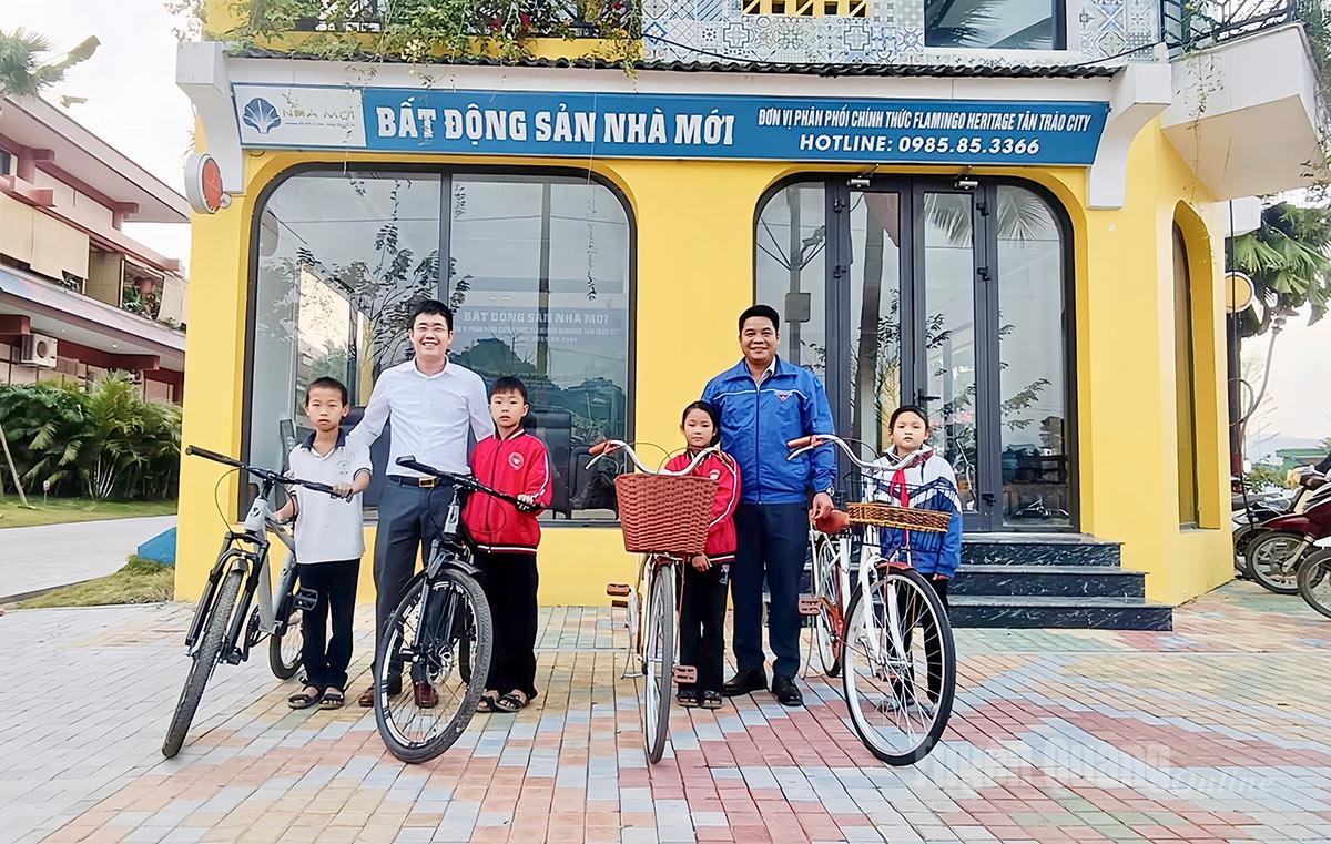 Đoàn xã Tân Trào trao tặng xe đạp cho học sinh có hoàn cảnh khó khăn.